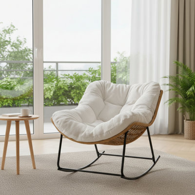 Très grand fauteuil à bascule Papasang en rotin blanc avec coussins moelleux, offrant détente et confort. Convient à divers environnements, y compris le salon, le porche, la terrasse et le jardin.