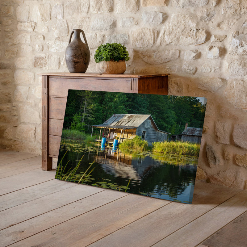 Toile, une cabane en bois rustique repose sur un marais tranquille, art mural par Lush Green Foliage And Tall Grasses
