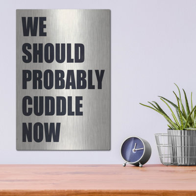 «We devrait probablement cuddle maintenant» par Nicklas Gustafsson, art mural en métal