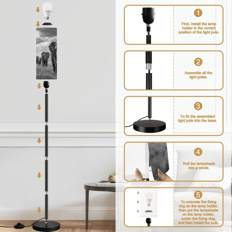 Lampe sur pied moderne à intensité variable avec télécommande et interrupteur au pied, motif d'éléphants noirs et blancs traversant une prairie africaine sous un ciel nuageux. Abat-jour sur pied haut, idéal pour le salon, la chambre ou le bureau.