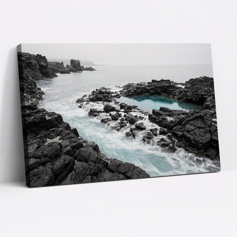 Tableau sur toile représentant une côte rocheuse sombre aux vagues turquoise écumeuses, 12"H x 18"W