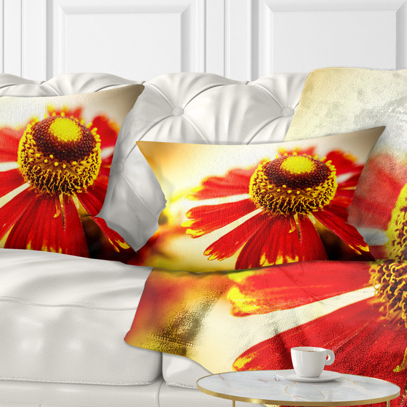 Belle fleur sur fond jaune - coussin à imprimé floral