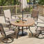 Table de salle à manger d'extérieur ronde durable avec texture grain de bois et trou pour parasol-132917121