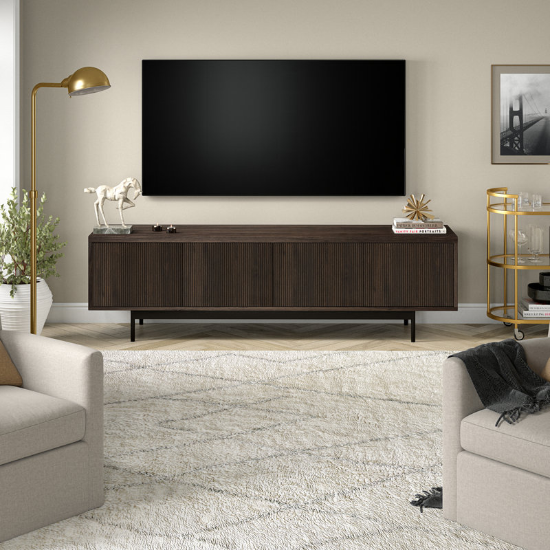 Meuble télé 70 po pour téléviseur de 75 po ou moins avec portes cannelées, rangement et gestion des câbles - Console média de salon Mid-Century moderne en aulne brun | Whitman