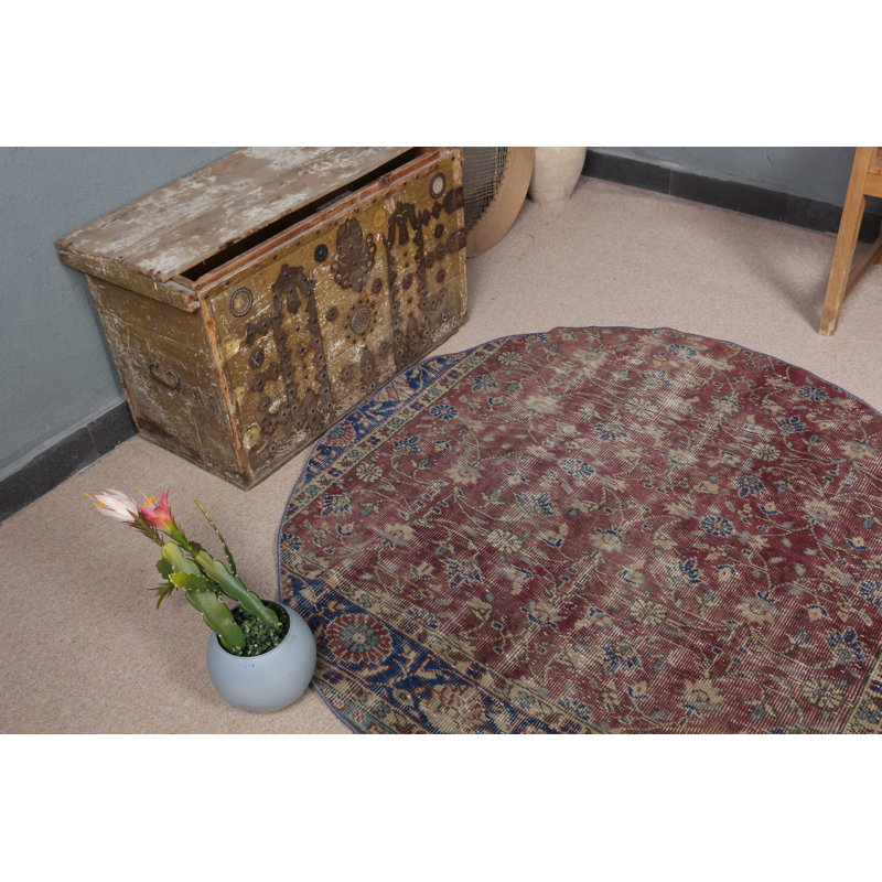 Ce tapis turc rond à motif floral rouge et bleu est un bel accent pour la décoration intérieure