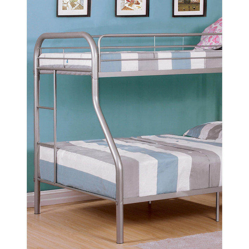 Lit simple superposé au dessus d'un lit double contemporain en métal avec matelas à finition argentée prêt à accueillir un espace de sommeil pour les jeunes