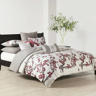 Taie décorative 26 pouces x 26 po en coton 100% coton 200Tc, plissée et décorée avec une charmante broderie rouge, une fermeture à glissière cachée, une taie décorative de couleur cerisier gris, 200 fils au pouce carré et brodée