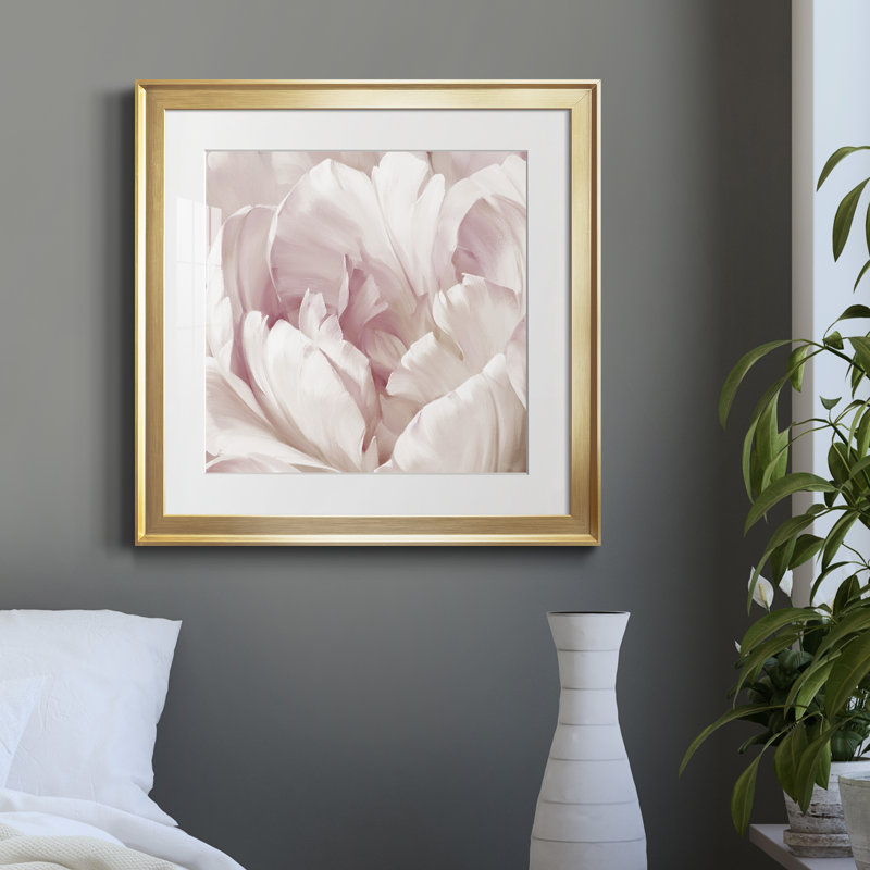 Intime Blush I - cadre photo, reproduction d'art sur papier, H 30,5 po x l 30,5 po x P 1,5 po, Encadrement doré