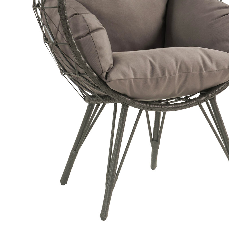 Chaise longue de patio en tissu gris clair et osier noir