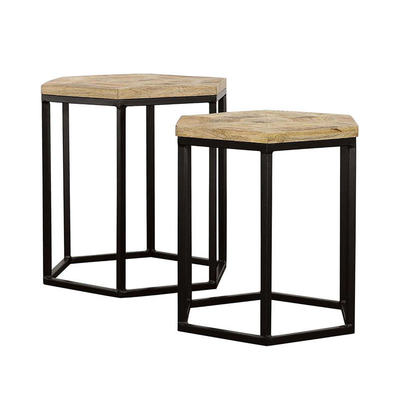 2 tables gigognes avec des plateaux hexagonaux en bois de manguier et des cadres en métal noir pour le salon