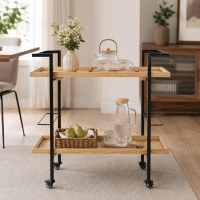 Un chariot à boissons mobile conçu pour le transport et le rangement pratiques des boissons; idéal pour divers décors de maison, comme les rassemblements dans le salon.