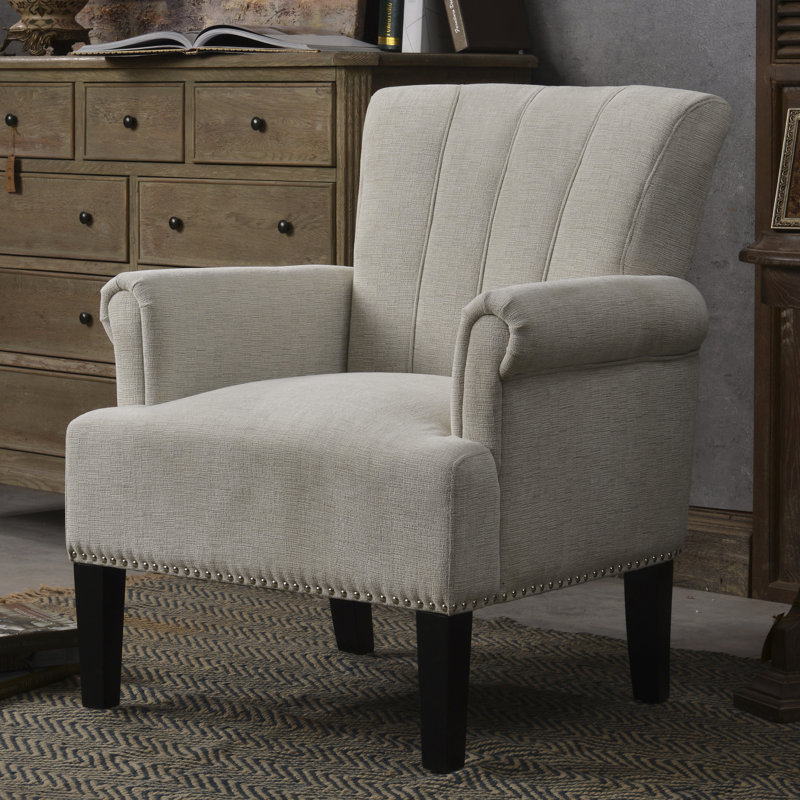 Fauteuil Accent Rivet crème avec structure en bois d'ingénierie massif, pieds carrés en caoutchouc fuselés, accoudoirs roulés, dossier rainuré, siège à ressorts à arc, coussin épais en mousse, tissu d'ameublement teinté, simple