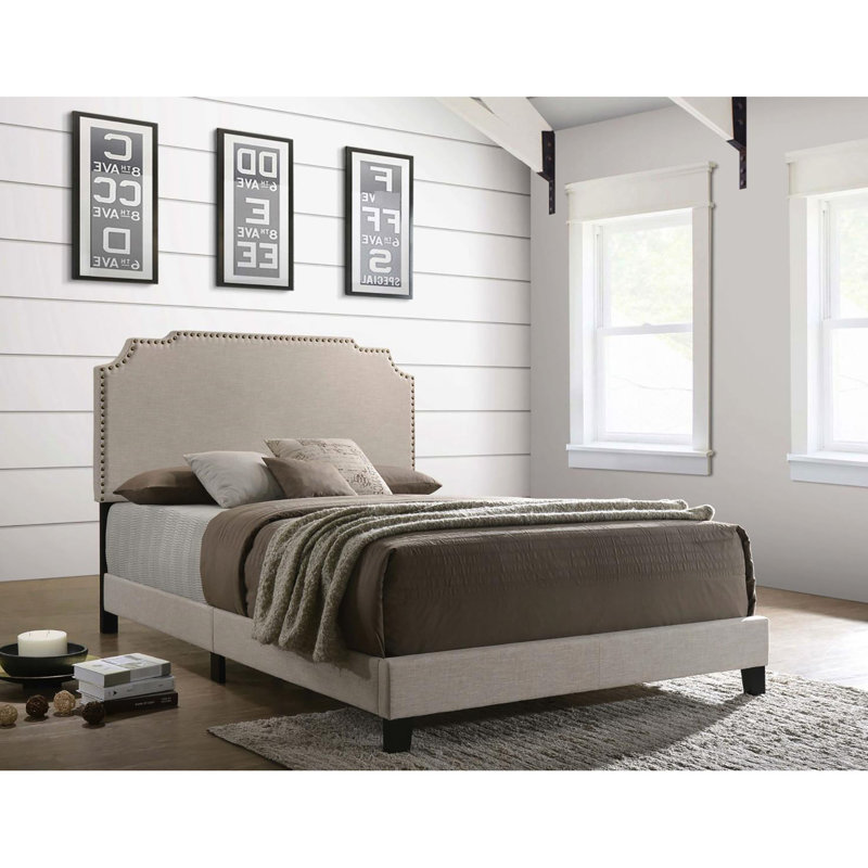 Grand lit transitionnel beige avec revêtement doux et garniture cloutée