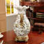 Vase européen en céramique avec poignées sculptées-995117398