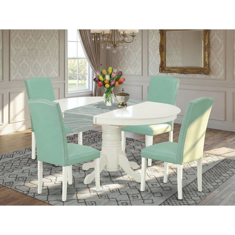 Cet ensemble de salle à manger 5 pièces comprend une table ovale en bois avec feuille papillon et 4 chaises rembourrées en similicuir pour étang, blanc lin