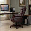 Fauteuil de direction confortable et ergonomique, avec siège et dossier rembourrés et épais, revêtement en similicuir, roulettes pivotantes, couleur bordeaux.