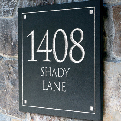 Plaque d'adresse gravée sur 3 lignes en granite noir Trajan