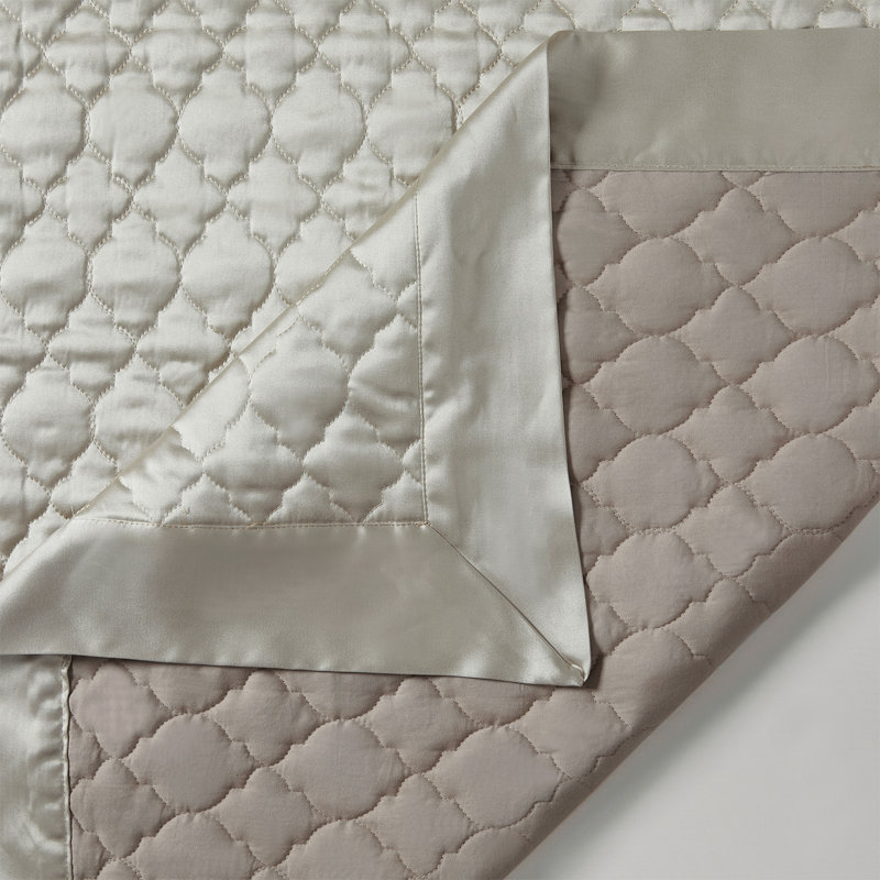 High Shine Satin Quatrefoil Modern Contemporary 3 Piece Quilt Set, King Quilt + 2 King Shams, Champagne