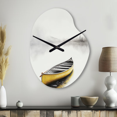«Yellow Canoe On The Lake I» - Horloge murale en forme de bateau, horloge murale traditionnelle asymétrique