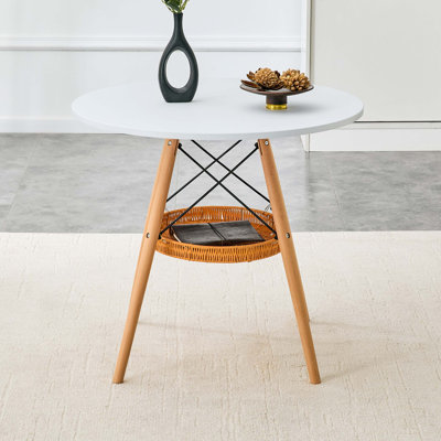 Table de salle à manger circulaire de 31,5 pouces de diamètre, plateau en panneau de fibres à densité moyenne blanc, pieds en bois massif, avec structure de panier de rangement tissé suspendu. Une table basse décontractée pouvant accueillir de 2 à 4 personnes.