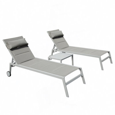 Ensemble de 3 chaises longues d'extérieur pour l'extérieur, chaises longues de piscine en aluminium avec table d'appoint et roulettes, fauteuil inclinable rembourré PVC-coated polyester