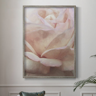 «Soft Flower Petals I», reproduction encadrée - bois massif