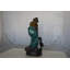 Statue en bronze Althoff Lady tenant un oiseau - Taille: L 10 po x l 9 po x H 20 po.
