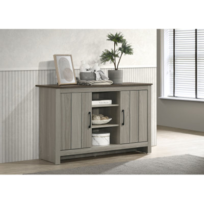 Élégant buffet en chêne avec tablettes et portes d'armoire