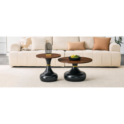 Ensemble de tables basses gigognes abordables de luxe en forme de gourde. Plateau de table en panneau de fibres à densité moyenne noyer avec une base en métal peinte en noir. Ensemble de tables basses deux pièces. Idéal pour le salon et la salle à manger.