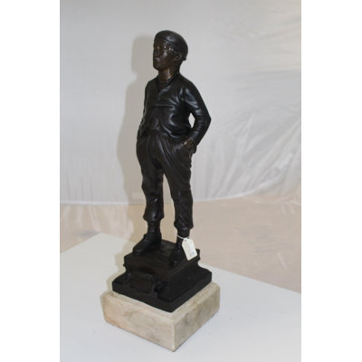 Statue de garçon debout en bronze Kensa - Taille: L 7,5 po x l 7,5 po x H 23,5 po.