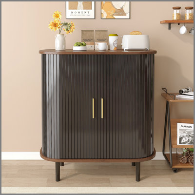 Armoire à vin cannelée de 28 po avec support à vin à 8 grilles, 5 tablettes réglables à 5 niveaux, 2 porte-verres, portes à tambour coulissantes, 4 espaces de rangement cachés sur le côté, station de café moderne, noir