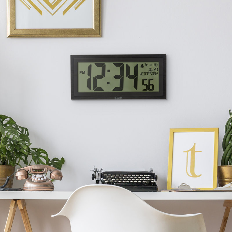 Horloge numérique moderne et contemporaine avec alarme atomique en noir