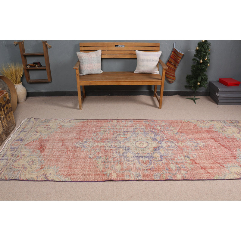 Tapis de couloir rétro dans les tons rouges et beiges, motif complexe pour la décoration de couloir de style bohémien