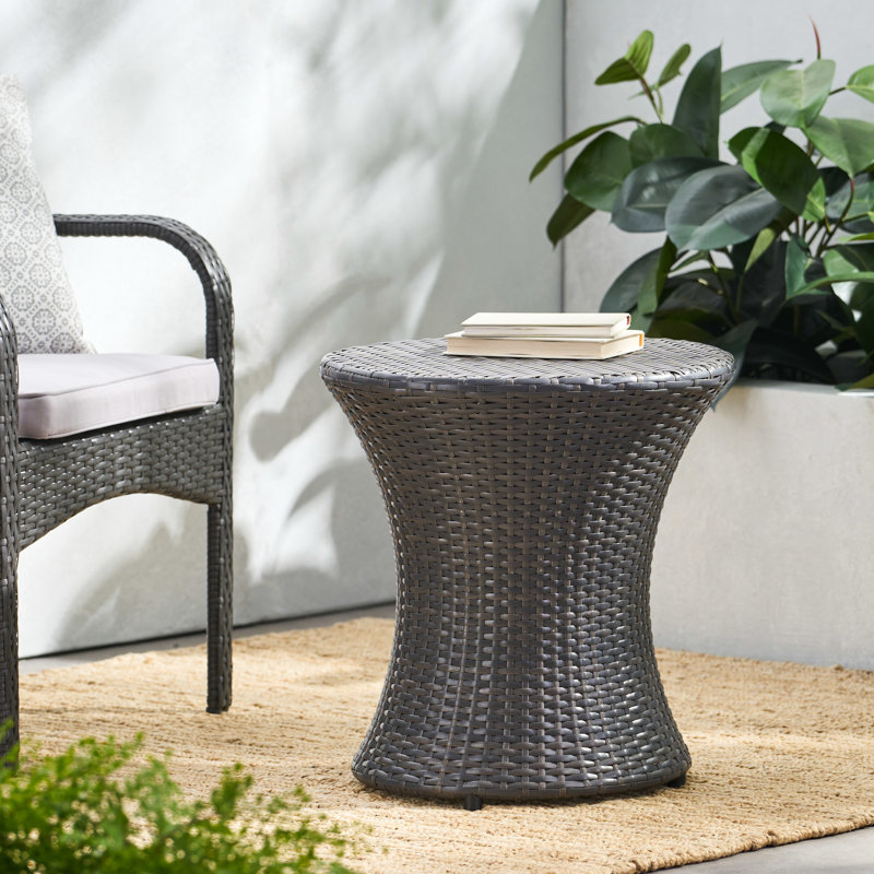 Élégante table grise - et aluminium, P 19,45 po côté extérieur, H