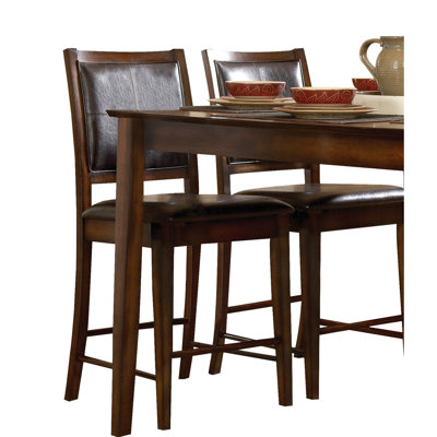 2 chaises à hauteur de comptoir, bois, revêtement en similicuir brun foncé, salle à manger transitionnelle de 2 chaises, cuir, structure en bois de style moderne et traditionnel