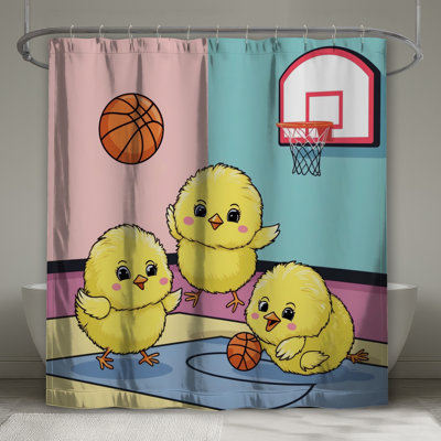 Mignons petits poussins jouant au rideau de douche très long