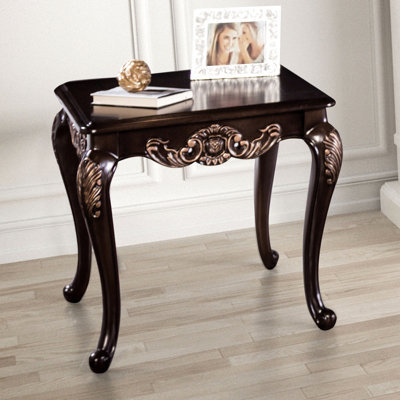Table d'appoint carrée en bois massif, fini cerisier foncé, style traditionnel, pieds en bois massif, détails dorés, dimensions : 72,4 cm (l) x 67,3 cm (p) x 62,2 cm (h).