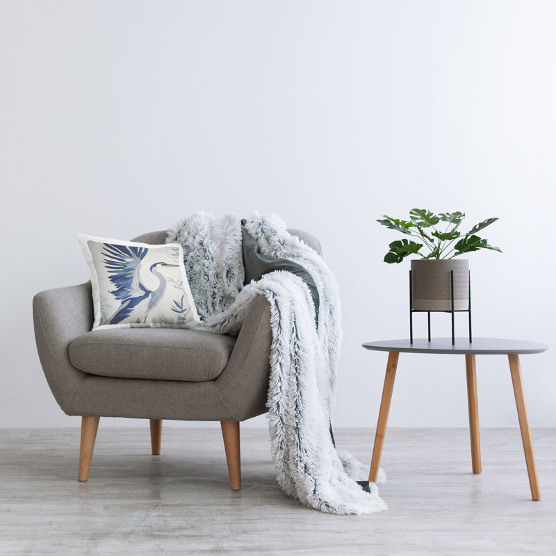 Coussin décoratif imprimé Blue Heron dans des tons froids par Mona Grace, Oiseau 1
