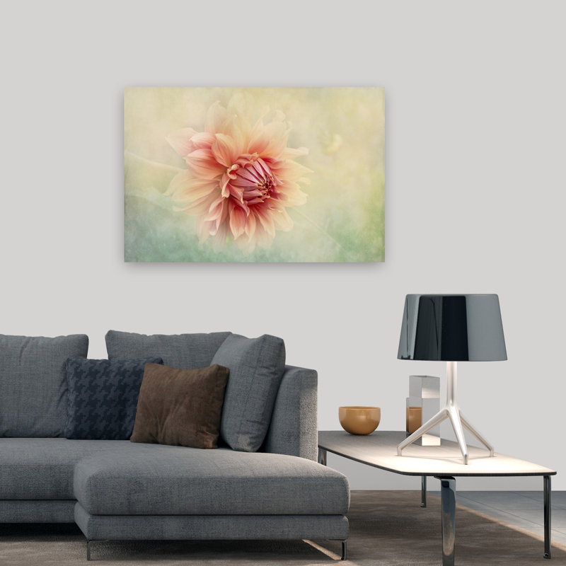 Dahlia pêche tendre, impression d'art mural abstraite et délicate représentant une fleur de dahlia onirique, inspirée par la nature.