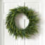 Couronne de Noël 25 po en mélange de verdure avec des pommes de pin