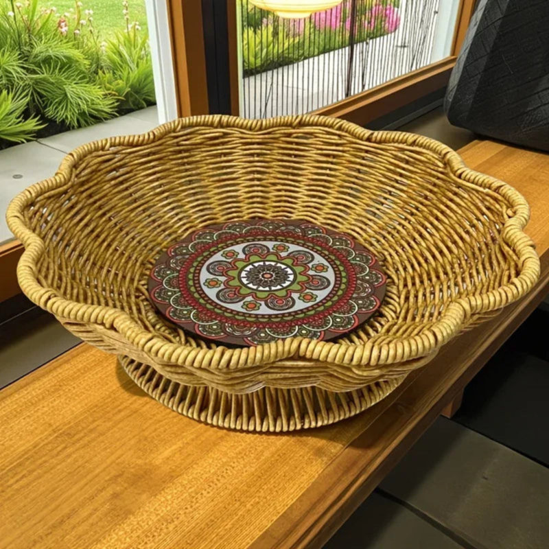 Un plateau de rangement tissé à la main dans une forme de vague haute, avec un motif bohème