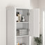 Armoire en bois avec plusieurs tablettes