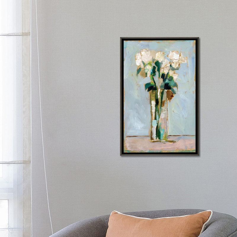 «White Floral Arrangement II» par Ethan Harper - reproduction d'art, H 26 po x l 18 po x 1,5 po, Toile avec cadre gris