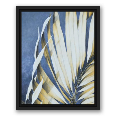 Feuilles de palmier sur fond bleu
