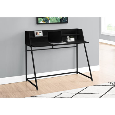 Bureau d'ordinateur moderne et contemporain de 122 cm (48 po) avec plateau en stratifié noir et métal, tablette de rangement intégrée.