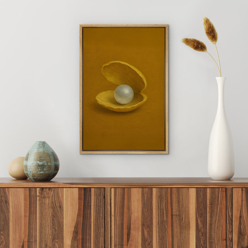 Coquille de palourde dorée avec perle sur fond ocre, art - Nature morte élégante et minimaliste pour salle de bain ou coiffeuse - Décor luxueux et chaleureux