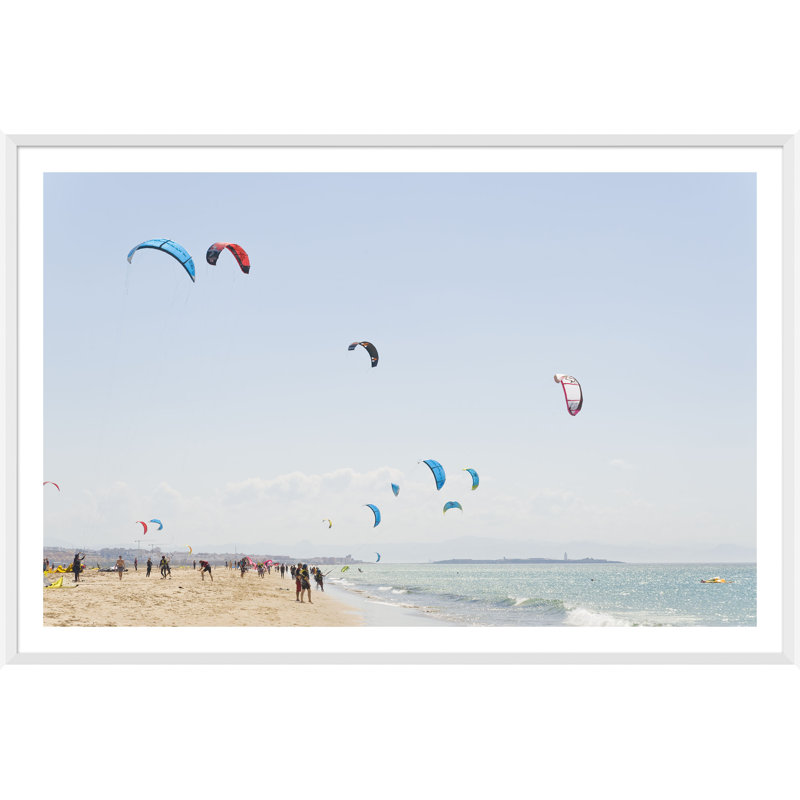 «Kites surfers, Playa de Los Lances, Tarpa, Espagne» - Photographie encadrée sur papier