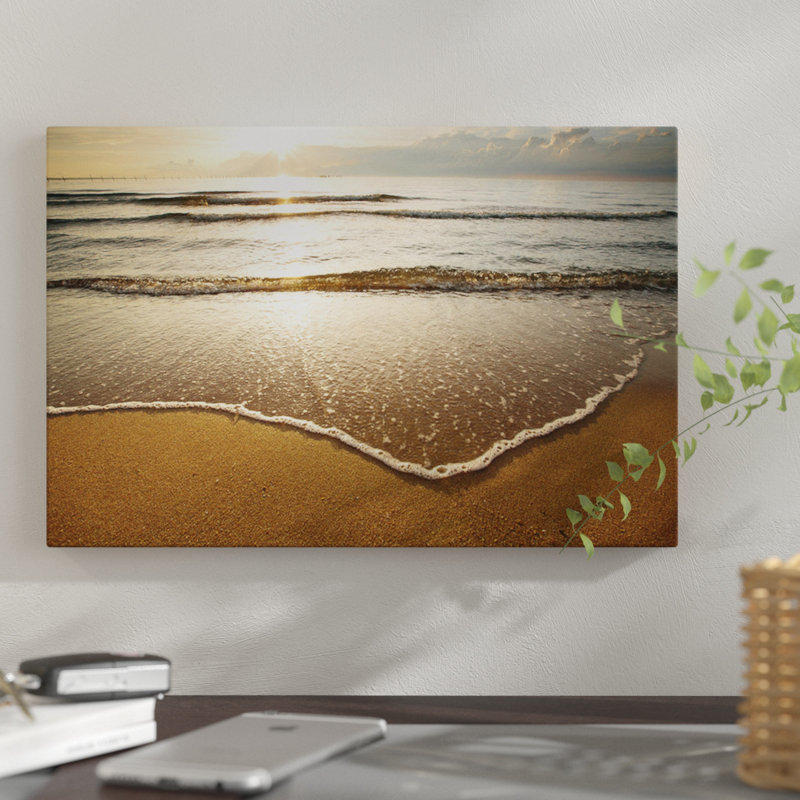 «First Landing Sea I», reproduction de photo sur toile, Toile avec cadre noir, H 16 po x l 24 po x P 1 po, Blanc