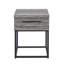 Table contemporaine Gris Celestial - Élégante et polyvalente. Intégrer un espace de rangement pratique. 45,2 cm (l) x 43,2 cm (p) x 61 cm (h). Compartiment de rangement intégré. Design et esthétique soignés.