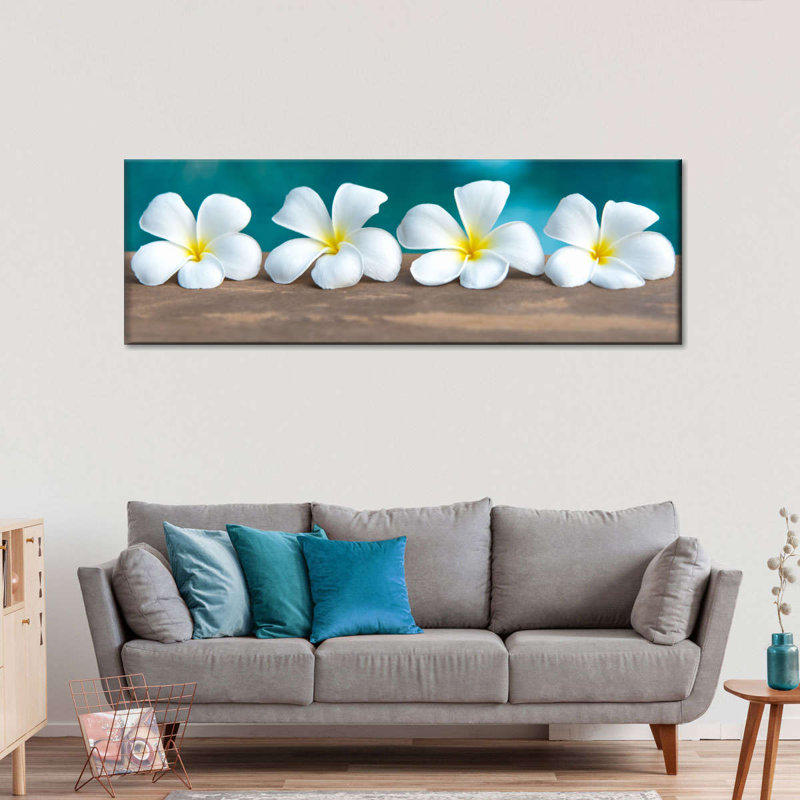 Fleur de frangipanier blanc sur toile, H 18 po x l 54 po x P 1,25 po